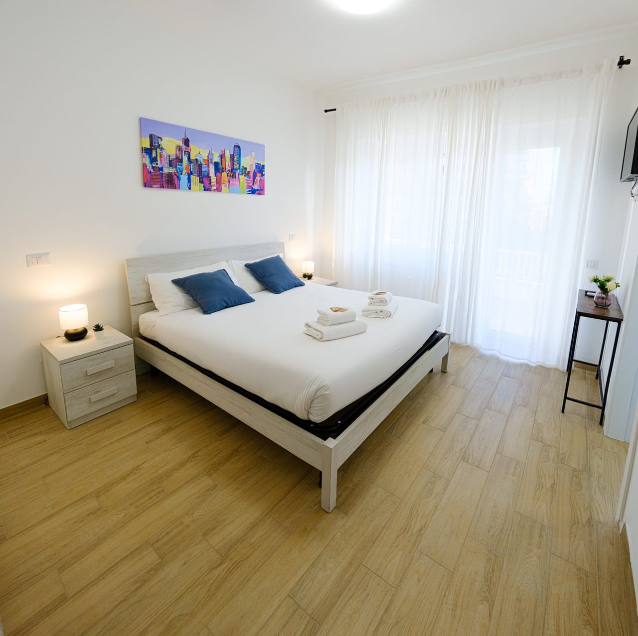 Camera da letto luminosa di uno degli appartamenti in gestione a Roma